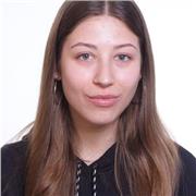 Título de Grado Superior de Educación Infantil, daría clases y/o cuidaría a niños/as de 1 a 5 años.